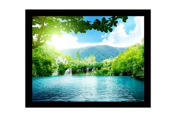 Innrammet lerretsbilde i tre - 41x56 cm - Rolig innsjø med foss omgitt av frodig grøntområde og fjell - Grønn / Turkis / Blå - Interiør - Maleri & posters - Lerretsbilder