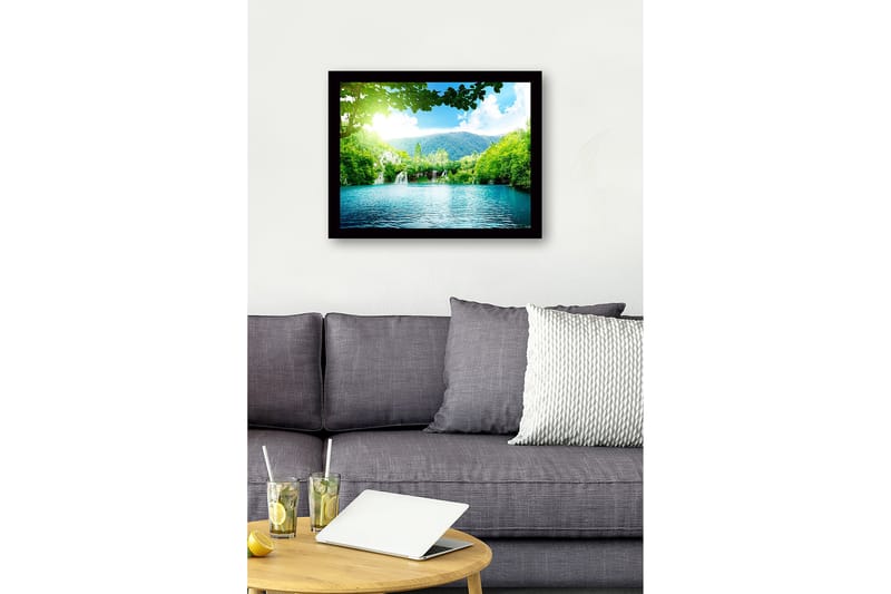 Innrammet lerretsbilde i tre - 41x56 cm - Rolig innsjø med foss omgitt av frodig grøntområde og fjell - Grønn / Turkis / Blå - Interiør - Maleri & posters - Lerretsbilder