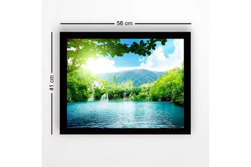 Innrammet lerretsbilde i tre - 41x56 cm - Rolig innsjø med foss omgitt av frodig grøntområde og fjell - Grønn / Turkis / Blå - Interiør - Maleri & posters - Lerretsbilder