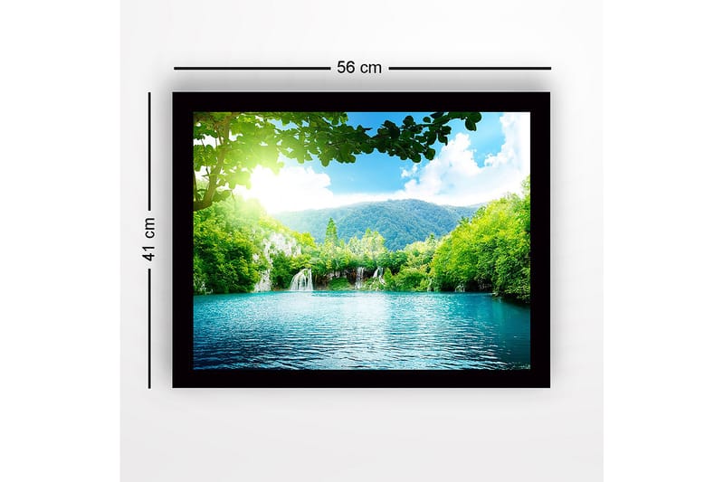 Innrammet lerretsbilde i tre - 41x56 cm - Rolig innsjø med foss omgitt av frodig grøntområde og fjell - Grønn / Turkis / Blå - Interiør - Maleri & posters - Lerretsbilder