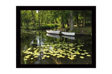 Innrammet lerretsbilde i tre - 41x56 cm - Rolig innsjø med vannliljer og båter i frodige omgivelser - Grønn / Gul / Hvit - Interiør - Maleri & posters - Lerretsbilder