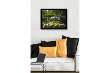 Innrammet lerretsbilde i tre - 41x56 cm - Rolig innsjø med vannliljer og båter i frodige omgivelser - Grønn / Gul / Hvit - Interiør - Maleri & posters - Lerretsbilder