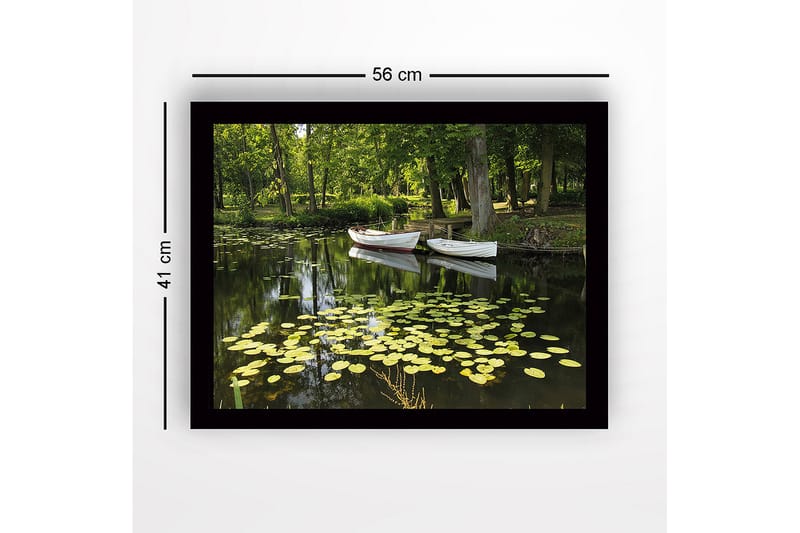Innrammet lerretsbilde i tre - 41x56 cm - Rolig innsjø med vannliljer og båter i frodige omgivelser - Grønn / Gul / Hvit - Interiør - Maleri & posters - Lerretsbilder