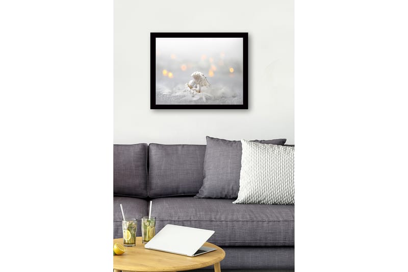 Innrammet lerretsbilde i tre - 41x56 cm - Søt engel hviler i en fjærseng - Hvit / Lys grå / Gull - Interiør - Maleri & posters - Lerretsbilder