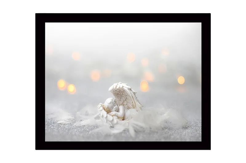 Innrammet lerretsbilde i tre - 41x56 cm - Søt engel hviler i en fjærseng, Hvit / Lys grå / Gull