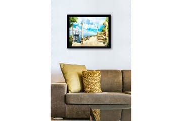 Innrammet lerretsbilde i tre - 41x56 cm - Seilbåt i en idyllisk havn med søyler og frodige omgivelser - Blå / Grønn / Beige - Interiør - Maleri & posters - Lerretsbilder