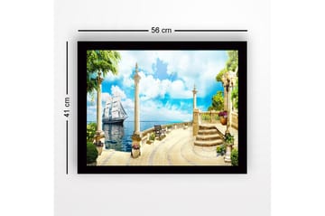 Innrammet lerretsbilde i tre - 41x56 cm - Seilbåt i en idyllisk havn med søyler og frodige omgivelser - Blå / Grønn / Beige - Interiør - Maleri & posters - Lerretsbilder