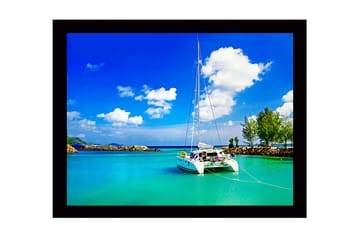 Innrammet lerretsbilde i tre - 41x56 cm - Seilbåt i en klar, turkis lagune under en blå himmel med hvite skyer - Turkis / Blå / Hvit - Interiør - Maleri & posters - Lerretsbilder