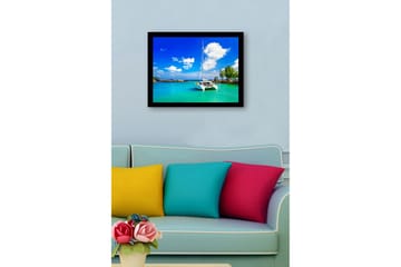 Innrammet lerretsbilde i tre - 41x56 cm - Seilbåt i en klar, turkis lagune under en blå himmel med hvite skyer - Turkis / Blå / Hvit - Interiør - Maleri & posters - Lerretsbilder
