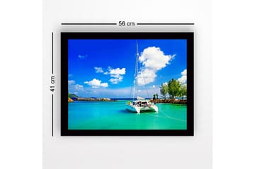 Innrammet lerretsbilde i tre - 41x56 cm - Seilbåt i en klar, turkis lagune under en blå himmel med hvite skyer - Turkis / Blå / Hvit - Interiør - Maleri & posters - Lerretsbilder