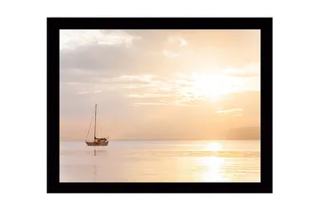 Innrammet lerretsbilde i tre - 41x56 cm - Seilbåt på speilblanke vannflater i solnedgangens lys - Lys oransje / Myk gul / Grå - Interiør - Maleri & posters - Lerretsbilder