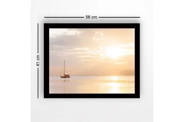 Innrammet lerretsbilde i tre - 41x56 cm - Seilbåt på speilblanke vannflater i solnedgangens lys - Lys oransje / Myk gul / Grå - Interiør - Maleri & posters - Lerretsbilder