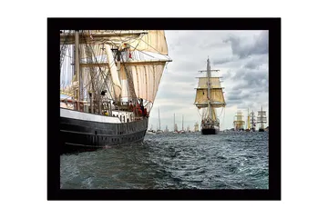 Innrammet lerretsbilde i tre - 41x56 cm - Seilbåter på et stormfullt hav - Mørk blå / Beige / Grå - Interiør - Maleri & posters - Lerretsbilder