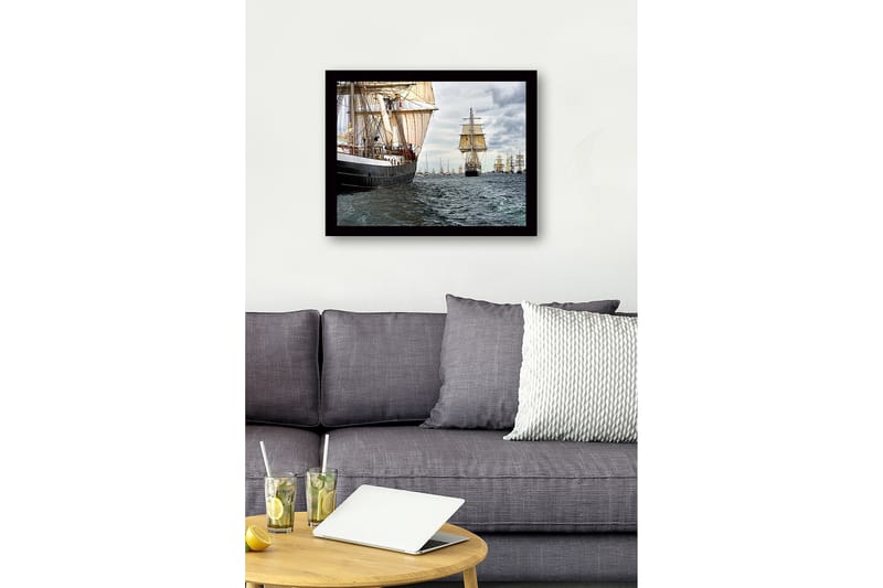 Innrammet lerretsbilde i tre - 41x56 cm - Seilbåter på et stormfullt hav - Mørk blå / Beige / Grå - Interiør - Maleri & posters - Lerretsbilder