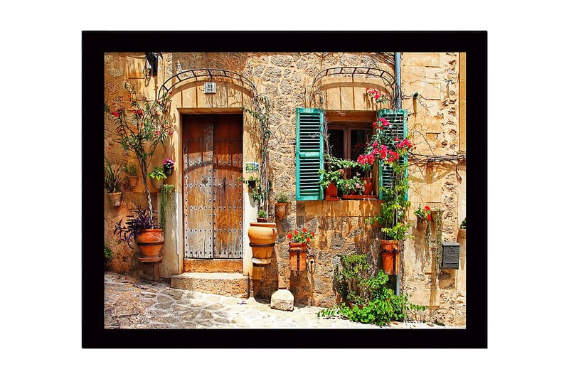 Innrammet lerretsbilde i tre - 41x56 cm - Sjarmerende husfasade med blomsterdekorasjoner og grønne skodder, Terrakotta / Grønn / Beige