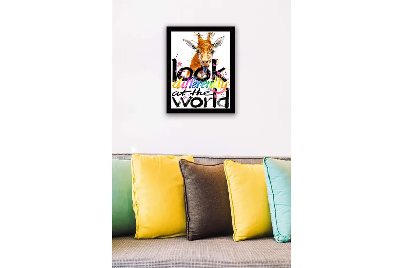 Innrammet lerretsbilde i tre - 41x56 cm - Sjiraff med utstikkende tunge og fargerik tekst - Oransje / Svart / Rosa - Interiør - Maleri & posters - Lerretsbilder