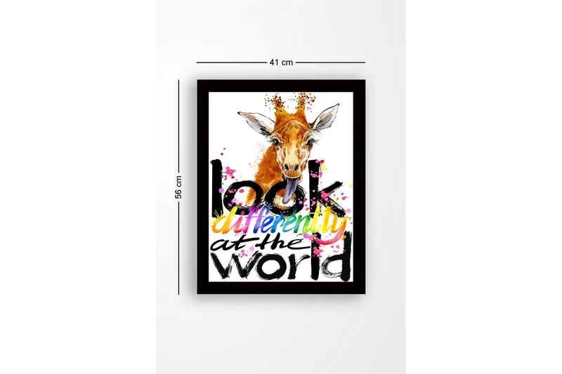 Innrammet lerretsbilde i tre - 41x56 cm - Sjiraff med utstikkende tunge og fargerik tekst - Oransje / Svart / Rosa - Interiør - Maleri & posters - Lerretsbilder