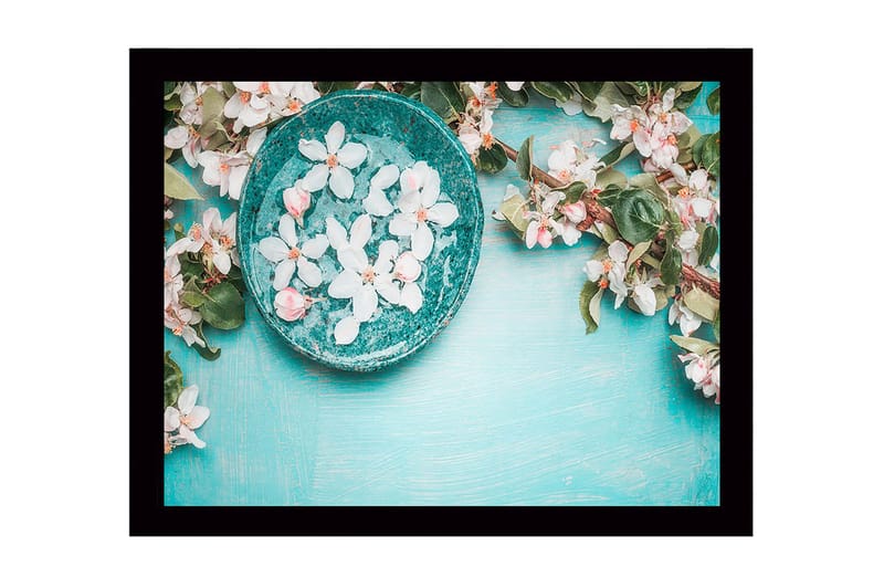 Innrammet lerretsbilde i tre - 41x56 cm - Skål med blomster på turkis bakgrunn, Turkis / Hvit / Grønn