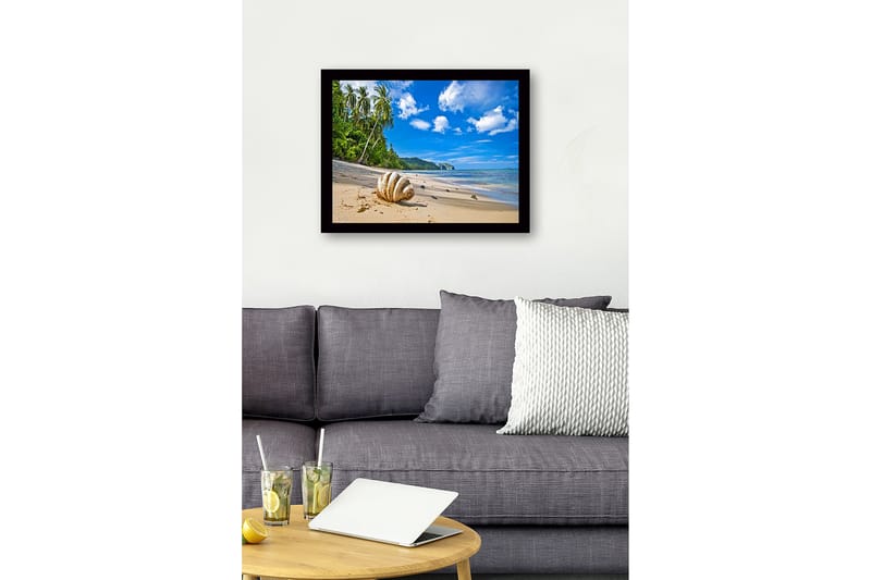 Innrammet lerretsbilde i tre - 41x56 cm - Skjell på en solrik strand med palmer i bakgrunnen - Blå / Grønn / Beige - Interiør - Maleri & posters - Lerretsbilder