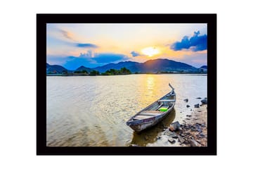 Innrammet lerretsbilde i tre - 41x56 cm - Solnedgang over en rolig innsjø med en båt på bredden - Blå / Oransje / Grønn - Interiør - Maleri & posters - Lerretsbilder