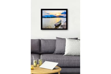 Innrammet lerretsbilde i tre - 41x56 cm - Solnedgang over en rolig innsjø med en båt på bredden - Blå / Oransje / Grønn - Interiør - Maleri & posters - Lerretsbilder