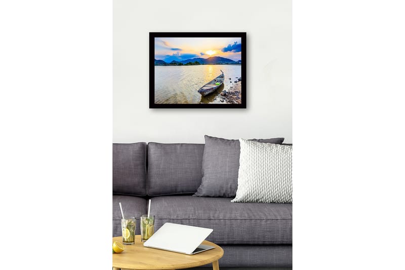 Innrammet lerretsbilde i tre - 41x56 cm - Solnedgang over en rolig innsjø med en båt på bredden - Blå / Oransje / Grønn - Interiør - Maleri & posters - Lerretsbilder