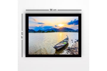 Innrammet lerretsbilde i tre - 41x56 cm - Solnedgang over en rolig innsjø med en båt på bredden - Blå / Oransje / Grønn - Interiør - Maleri & posters - Lerretsbilder