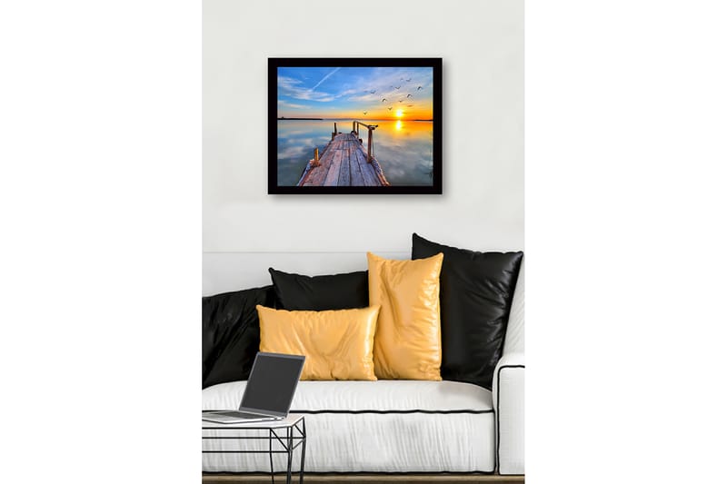 Innrammet lerretsbilde i tre - 41x56 cm - Solnedgang over en rolig innsjø med en brygge og flygende fugler - Oransje / Blå / Grå - Interiør - Maleri & posters - Lerretsbilder