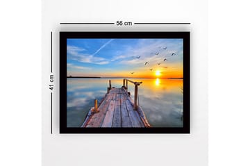 Innrammet lerretsbilde i tre - 41x56 cm - Solnedgang over en rolig innsjø med en brygge og flygende fugler - Oransje / Blå / Grå - Interiør - Maleri & posters - Lerretsbilder