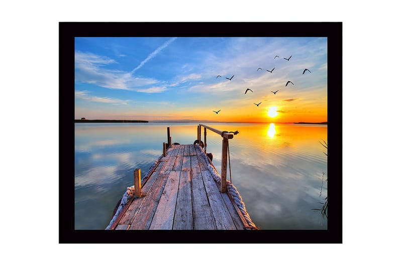 Innrammet lerretsbilde i tre - 41x56 cm - Solnedgang over en rolig innsjø med en brygge og flygende fugler, Oransje / Blå / Grå