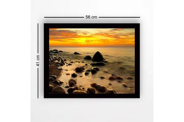Innrammet lerretsbilde i tre - 41x56 cm - Solnedgang over en steinete strand med rolig vann - Oransje / Mørkegrå / Gull - Interiør - Maleri & posters - Lerretsbilder