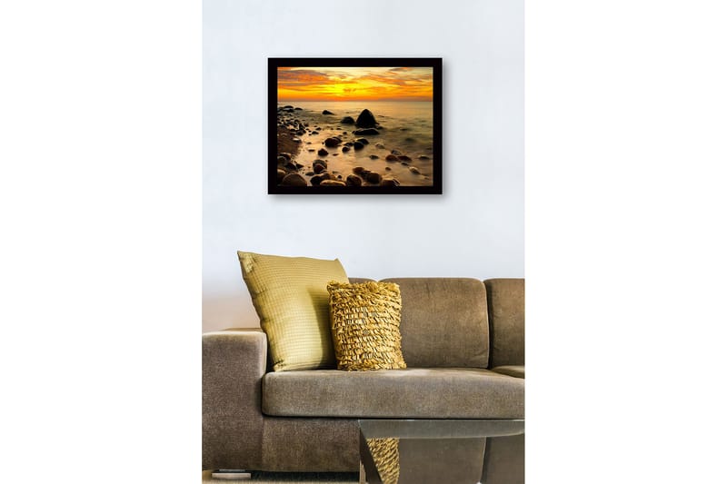 Innrammet lerretsbilde i tre - 41x56 cm - Solnedgang over en steinete strand med rolig vann - Oransje / Mørkegrå / Gull - Interiør - Maleri & posters - Lerretsbilder