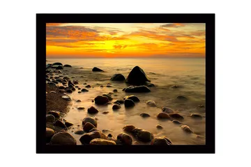 Innrammet lerretsbilde i tre - 41x56 cm - Solnedgang over en steinete strand med rolig vann - Oransje / Mørkegrå / Gull - Interiør - Maleri & posters - Lerretsbilder