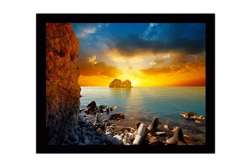 Innrammet lerretsbilde i tre - 41x56 cm - Solnedgang over havet med fjellformasjoner i forgrunnen - Oransje / Blå / Grå - Interiør - Maleri & posters - Lerretsbilder