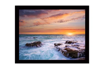 Innrammet lerretsbilde i tre - 41x56 cm - Solnedgang over havet med klipper i forgrunnen - Blå / Oransje / Lilla - Interiør - Maleri & posters - Lerretsbilder