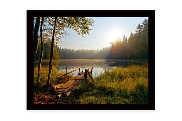 Innrammet lerretsbilde i tre - 41x56 cm - Soloppgang ved en rolig innsjø med en trebrygge og omkringliggende grøntområder - Grønn / Brun / Gul - Interiør - Maleri & posters - Lerretsbilder