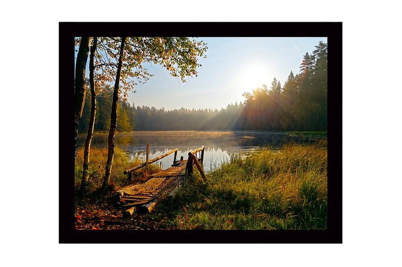 Innrammet lerretsbilde i tre - 41x56 cm - Soloppgang ved en rolig innsjø med en trebrygge og omkringliggende grøntområder, Grønn / Brun / Gul