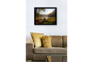 Innrammet lerretsbilde i tre - 41x56 cm - Soloppgang ved en rolig innsjø med en trebrygge og omkringliggende grøntområder - Grønn / Brun / Gul - Interiør - Maleri & posters - Lerretsbilder