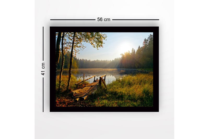 Innrammet lerretsbilde i tre - 41x56 cm - Soloppgang ved en rolig innsjø med en trebrygge og omkringliggende grøntområder - Grønn / Brun / Gul - Interiør - Maleri & posters - Lerretsbilder
