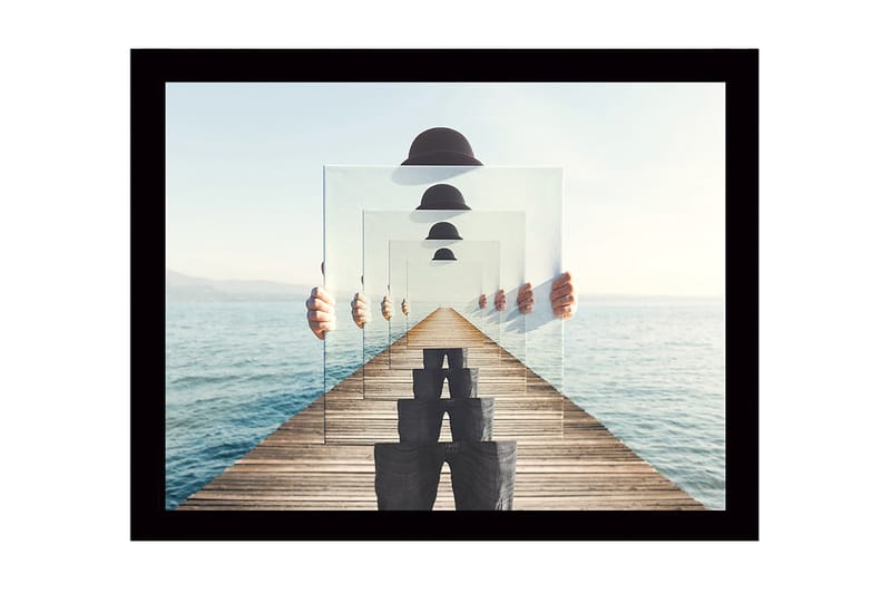 Innrammet lerretsbilde i tre - 41x56 cm - Speilbilde av en person som holder opp gjennomsiktige tallerkener på en brygge ved sjøen, Blå / Grå / Hvit
