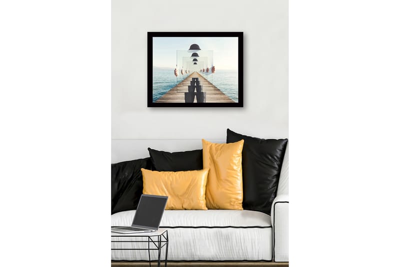 Innrammet lerretsbilde i tre - 41x56 cm - Speilbilde av en person som holder opp gjennomsiktige tallerkener på en brygge ved sjøen - Blå / Grå / Hvit - Interiør - Maleri & posters - Lerretsbilder