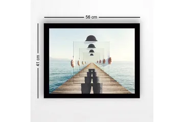 Innrammet lerretsbilde i tre - 41x56 cm - Speilbilde av en person som holder opp gjennomsiktige tallerkener på en brygge ved sjøen - Blå / Grå / Hvit - Interiør - Maleri & posters - Lerretsbilder