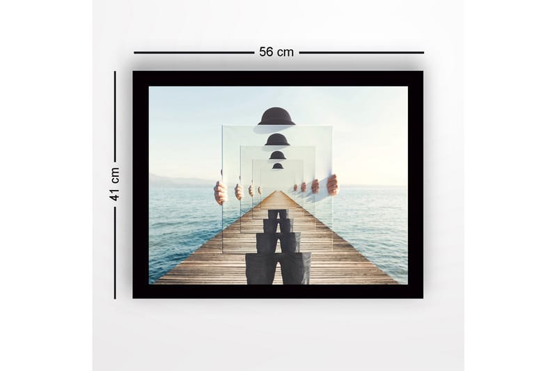 Innrammet lerretsbilde i tre - 41x56 cm - Speilbilde av en person som holder opp gjennomsiktige tallerkener på en brygge ved sjøen - Blå / Grå / Hvit - Interiør - Maleri & posters - Lerretsbilder