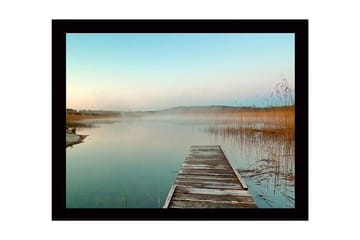 Innrammet lerretsbilde i tre - 41x56 cm - Speillignende innsjølandskap med en trebrygge som strekker seg ut i vannet - Blå / Beige / Grønn - Interiør - Maleri & posters - Lerretsbilder