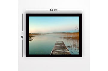 Innrammet lerretsbilde i tre - 41x56 cm - Speillignende innsjølandskap med en trebrygge som strekker seg ut i vannet - Blå / Beige / Grønn - Interiør - Maleri & posters - Lerretsbilder