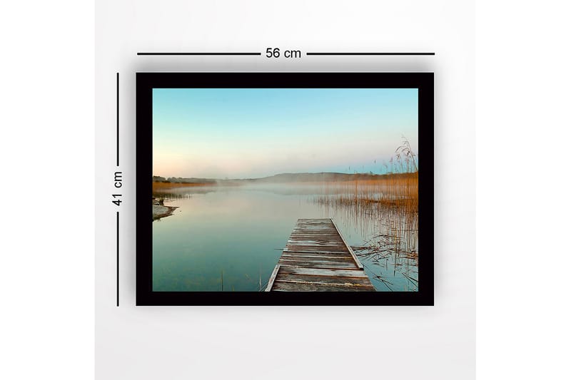 Innrammet lerretsbilde i tre - 41x56 cm - Speillignende innsjølandskap med en trebrygge som strekker seg ut i vannet - Blå / Beige / Grønn - Interiør - Maleri & posters - Lerretsbilder