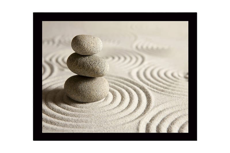 Innrammet lerretsbilde i tre - 41x56 cm - Steinrøys på sand med sirkulære mønstre, Grå / Beige
