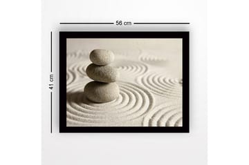 Innrammet lerretsbilde i tre - 41x56 cm - Steinrøys på sand med sirkulære mønstre - Grå / Beige - Interiør - Maleri & posters - Lerretsbilder