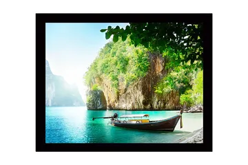 Innrammet lerretsbilde i tre - 41x56 cm - Stillehavslandskap med en tradisjonell båt på en steinete kyst - Turkis / Grønn / Brun - Interiør - Maleri & posters - Lerretsbilder