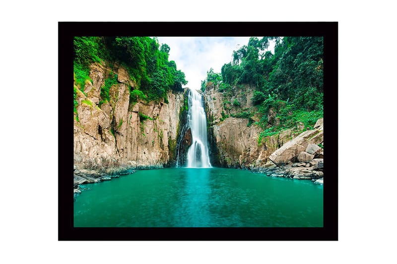 Innrammet lerretsbilde i tre - 41x56 cm - Storslått foss som faller ned i en klar, turkis innsjø omgitt av frodig grøntområde, Turkis / Grønn / Beige